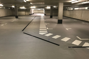  Die Tiefgarage des Spindlers Hofes in Berlin-Mitte erhielt im Zuge einer umfangreichen Sanierungsmaßnahme eine neue Beschichtung im Bereich der Rampen und Fahrwege. Dafür setzten die Verarbeiter der Dry Works Sonderbau GmbH zwei Systemlösungen von Triflex ein. 