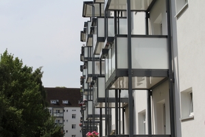  Zum Innenhof wurden die Balkone vor eine Außenwand mit Fassadendämmung und Putzschicht gestellt. 