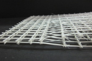  Die 3D biaxialen Bewehrungsgitter aus AR Glas oder Carbon verjüngen sich an beiden Enden. Somit können die Gitter überlappend zusammengefügt werden, ohne dass eine Verdickung an den Verbindungen entsteht. 