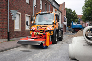  Dank hoher Nutzlasten ist der Unimog als Zugmaschine, Transportprofi oder im Geräteeinsatz ein zuverlässiger Partner. Seine breite Anwendungspalette sorgt für eine hohe Fahrzeugauslastung.  