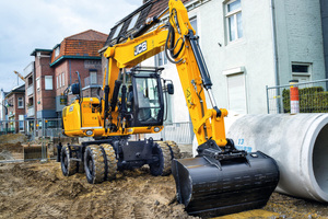  Durch seine Wendigkeit und Flexibilität auf engstem Raum eignet sich der Mobilbagger JS145W besonders für innerstädtische Baustellen.  