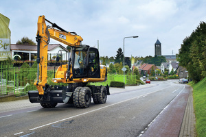  Bei Bedarf reist der JCB JS145W auf eigenen Achsen zur Baustelle. 