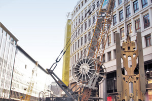  Der HS 8100 HD mit hydraulischem Schlitzwandgreifer beim Baustellen-einsatz in Mailand.  