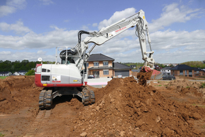  Der neue Takeuchi TB 2150 ist ein leistungsstarker Kompaktbagger in der 15 t-Klasse. 