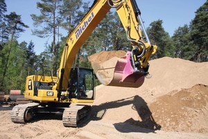  Der Cat 320 kommt erstmals ohne Buchstaben aus, ist auf Leistung getrimmt und steht für Hightech, die bei Michel Bau auf Erdbaustellen und im Bereich Umweltsanierung zum Tragen kommen soll.    