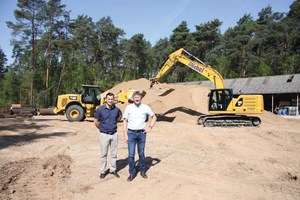  Carl Pioch (rechts), Geschäftsführender Gesellschafter und Firmeninhaber von Michel Bau, ist überzeugt von den unterschiedlichen Produktlinien für die verschiedensten Einsatzanforderungen, die Caterpillar und Zeppelin, vertreten durch Sascha Fischer (links) von der Niederlassung Hanau, bieten.    