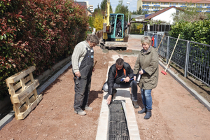  Im Klötzer Weg in Magdeburg war eine platzsparende Lösung für die dezentrale Behandlung und Versickerung von Niederschlagswasser gefragt. Mit dem Konzept und der Umsetzung zufrieden: Planerin Ines Sommerfeldt-Pieske, Polier Jens Walter (li.) und Funke Fac 