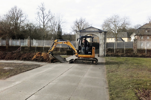  Ein Cat Minibagger 302.7DCR übernimmt den nötigen Aushub.  Die kompakte Baumaschine realisiert die Gräben für die Versorgungsleitungen für den japanischen Garten. 