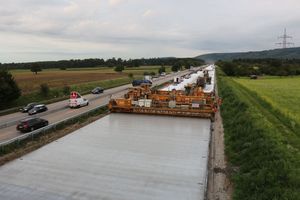  Auf der BAB 5 bei Ettlingen hat Strabag die Fahrbahndecken in Richtung Frankfurt auf einer Länge von ca. 10 km erneuert. 