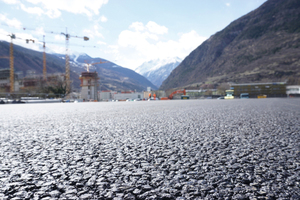  So sieht ein perfektes Resultat aus. Der fertige Sickerasphalt auf dem Parkplatz in Visp. 