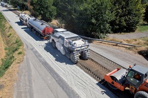  Bitumentankwagen und Suspensionsmischanlage versorgen die Maschinen der WR-Baureihe mit den Bindemitteln für die Aufbereitung der sanierungsbedürftigen Fahrbahn. 