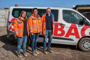  „Wir sind hoch zufrieden mit der Arbeit, die Wirtgen Bodenstabilisierer und Hamm Walzenzüge hier abliefern“, freut sich das Bauleitungs-Team der Strabag AG: Bauleiterin B. Eng. Kristina Fischer, Dipl.-Ing. (FH) Siena Schneider und Dipl.-Ing. Thorsten Ragg 