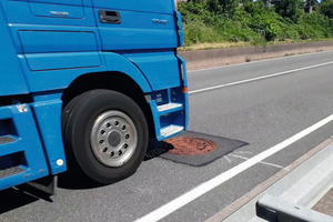  Straßentest einer Viatop Schachtabdeckung.  