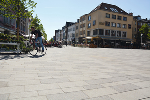  Der neue sanft kugelgestrahlte Pflasterstein ?Modula Plus kardinal? verleiht dem Marktplatz ein zeitlos- elegantes Ambiente. Im Randbereich auf dem Marktplatz kann sich die Außengastronomie auch an Markttagen niederlassen. Die Bestuhlung kann hier stehen  