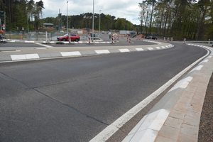  Der Verkehr wird über die Landesstraße L369 in Richtung des US-Geländes geführt und über einen Kreisverkehrsplatz gebündelt, der die Fahrzeuge auch zum Checkpoint für Armee und Luftwaffe verteilt.  