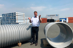  Dieter Jungmann, Leiter des Geschäftsbereichs Tiefbau, Funke Kunststoffe GmbH, ist begeistert von den neuen technischen Möglichkeiten des Funke Profilrohres. Für das neue Produkt sieht er zahlreiche Anwendungsbereiche gerade für den Einsatz als Regen- und 