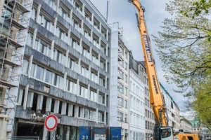  Der Raupenbagger Liebherr R 960 Abbruch hat eine Arbeitshöhe von bis zu 33 Metern. 