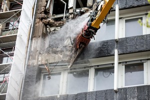  Der Raupenbagger R 960 Abbruch wurde von Liebherr-France SAS extra angepasst und mit Wassersprühern ausgestattet. 