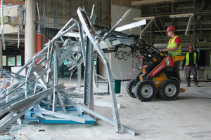  Der Skidsteer von Giant ersetzt sehr viel Handarbeit und beschleunigt Arbeitsabläufe im Rückbau. 