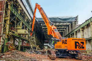  Das familiengeführte Unternehmen Prangenberg &amp; Zaum aus Düsseldorf setzt im Rückbau überwiegend Hitachi-Bagger ein, wie hier den ZX870-5 bei einem Abbruch in Essen. 