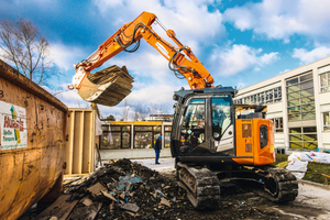  Der Hitachi ZX135US 6 bewährte sich mit dem Kurzheck auf der engen Baustelle beim Teilabbruch. 