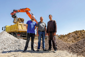  Kai-Uwe (mitte)und Florian Gutseel (rechts) sind mit der Einführung der Topcon-Maschinensteuerung durch G-tec und Sebastian Lazic (links) mehr als zufrieden. 