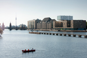  Die Fachtagung „Bauunternehmen des Jahres 2018“ findet im Hotel „nhow“ (rechts im Bild) statt, die Preisverleihung im danebenliegenden „Spreespeicher“. 