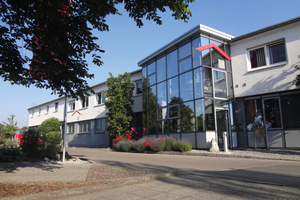  Der Haupteingang des Firmensitzes in Günzburg. 