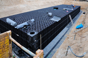  Regenwassermanagement - ACO Stormbrixx ist ein modulares, mehrlagig einbaubares Rigolensystem aus Kunststoff, als Blockspeicher oder als Blockversickerung von Niederschlagswasser eingesetztbar. Systembasis sind Grundelemente, die mittels eines intelligenten Stecksystems im Verband verlegt werden. (Foto: ACO Tiefbau Vertrieb GmbH) 