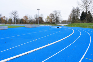  Sportanlagen - Spiel- und Sportflächen müssen während oder nach einem Regen schnellstens für die Sportler nutzbar sein. ACO SPORT® Entwässerungssysteme für die Laufbahn kombinieren in sinnvoll die Entwässerung und die vorge­schriebene Begrenzung der Bahn, nach IAAF-Regeln und nationalen Normen. (Foto: Inotec Sportanlagen und Edelstahltechnik GmbH) 