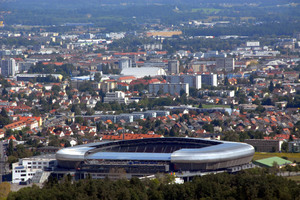  Die Dach-Absturzsicherung des Wörtherseestadions in Klagenfurt besteht aus einer 750 Meter langen, umlaufenden Edelstahlseilanlage von ST Quadrat, durchdringungsfrei mit den Anschlagpunkten GDB-Z 500 auf den Aluminium Stehfalzprofilen montiert. 
