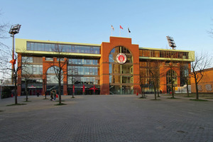  Im Zuge der veränderten Anforderungen an Wettkampfstätten wurden auch die Tribünendächer des Millerntor-Stadions in Hamburg renoviert und mit einer Absturzsicherung für die Wartung und Instandhaltung der technischen Aufbauten ausgestattet. 