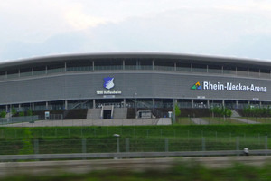  Als Absturzsicherung für die Wirsol Rhein-Neckar-Arena in Sinsheim wurde ein Seilsicherungssystem gewählt, das über die komplette Dachfläche führt. Der Hersteller ST Quadrat Fall Protection belieferte seinerzeit den Stahlbauer Donges mit einer Seilanlage Lux-Top FSE 2003. 