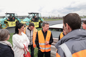  Raimo Vollstädt erläutert die Topcon-Maschinensteuerung . 