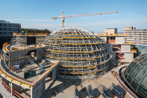  Die Kuppel des ZaM (Zentrum für ambulante Medizin) überspannt mit 35 m Durchmesser und 22 m Höhe das zentrale Atrium des Klinikneubaus in Bad Neustadt. 