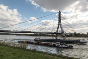  Lange Zeit ein vertrauter Anblick: Die Fleher Brücke im Süden von Düsseldorf mit dem eingehausten Pylon. In nur knapp 2 Jahren wurden Betonschäden und Risse am Pylon beseitigt. 