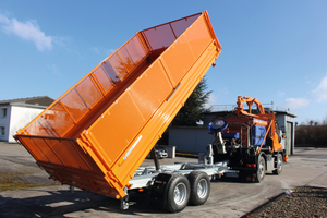  Der Unimog-Kipper mit Anhänger der Firma Blomenröhr. 