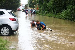  Lokaler Starkregen mit Überflutung in Frickingen/Bodenseekreis am 22.07.2016. Im Jahr 2016 war besonders, dass die bedrohliche Wettersituation mehrere Wochen andauerte und über einen längeren Zeitraum sehr viele einzelne Katastrophen in Kommunen verschied 