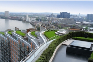  London, Providence Wharf. Exklusiver Wohnungsbau an der Themse mit intensiv begrünten Dachgärten. Im Sommer besteht Bewässerungsbedarf. Die damit einher gehende Verdunstungskühlung und Luftbefeuchtung verbessern das Mikroklima. Wäre ein großer Regenspeich 