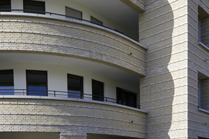  Die fünf Mehrfamilienhäuser haben eine durchgehende Fassade aus gelblichen bis sandsteinfarbenen Klinkern der Sortierung „Weimar FU“. Durch die strukturierte Oberfläche und den leichten Wechsel im Tonwert entsteht eine Farbvarianz. 
