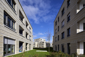  Die Architekten von Stefan Forster Architekten haben eine städtebauliche Großform geschaffen. Die Vollklinkerfassade hebt sich vom baulichen Kontext ab. 