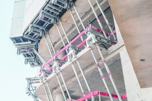  Die Balkone an der Fassade sind nicht in der Lage, die Auflasten aus dem Windschild zu tragen. Daher wurden die Balkone durch Konsolen überbrückt. 