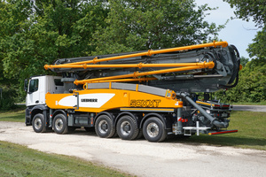  Die Liebherr-Autobetonpumpe 50 M5 XXT mit einem Einsatzgewicht unter 40 t ist die kompakte und dadurch sehr flexibel einsetzbare Autobetonpumpe im Großmastbereich, selbst bei eingeschränkten Platzverhältnissen. 