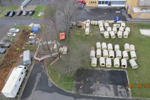  Unmittelbar neben der Baugrube liegen die GFK-Rohre. Da im Bereich der Baugrube in der Gartenstraße keine Flächen zur Verfügung stehen, müssen die Rohre über einen Lkw mit seitlich ausfahrendem Kran herunter gelassen werde. 