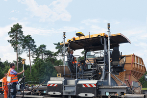  Auf der Autobahnbaustelle bei Potsdam unterstützte die AutoSet Plus Funktion ?Einbauprogramme? das Einbauteam. 