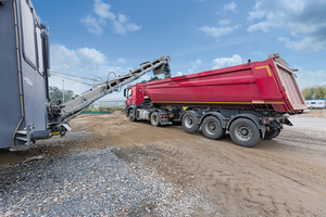  Das schwenkbare Abwurfband der mobilen Wirtgen Kaltrecycling-Mischanlage KMA 220 ermöglicht die vollständige Befüllung der Lkw und einen reibungslosen Abtransport ? selbst unter Volllast. 