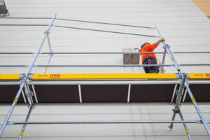  Einzigartig: Systemintegrierte Arbeitssicherheit im Schutz der vorlaufenden Geländermontage. 