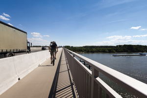  Auf der neuen Schiersteiner Brücke (A 643) über den Rhein schützt die Betonschutzwand LT 104 von Linetech Radfahrer, Fußgänger und den Schiffsverkehr sicher vor den Kraftfahrzeugen. 