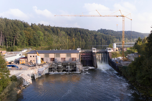  In die Tiefe gehen beim Befestigen: Eine Betonsanierung ertüchtigt das Biessenhofener Wasserkraftwerk für die kommenden Generationen. Voraussetzungen hierfür schafft eine Wand, die den Fluss staut und mit Fischer Injektionsmörtel verstärkt wird. 