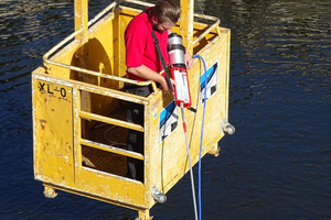  Sobald neuer Injektionsmörtel zum Verfüllen der Bohrlöcher benötigt wurde, injizierte Fischer Anwendungstechniker Bernd Wetzel diesen über den Schlauch zu den Bautauchern unter Wasser. 